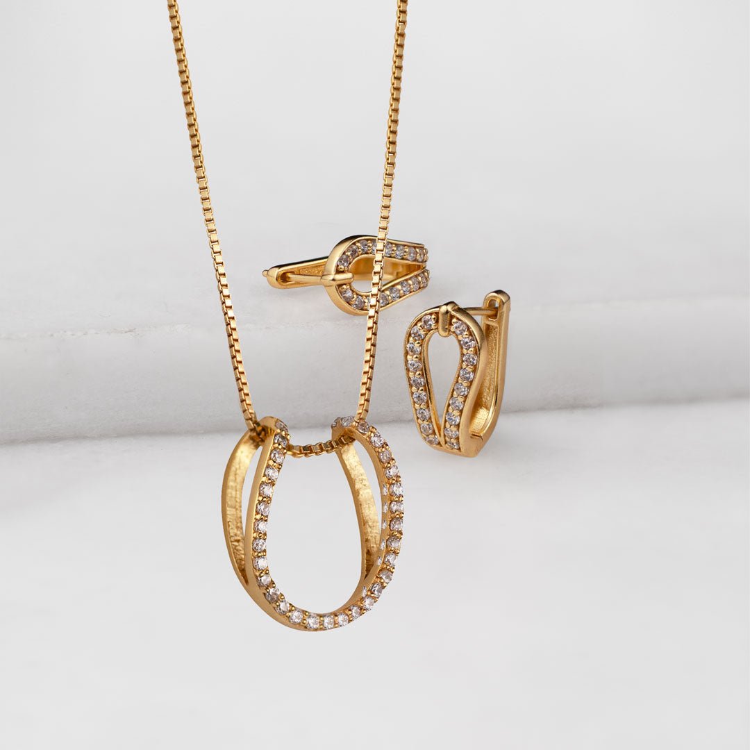 Levade - Moissanite Equestrian Horseshoe Ring in Gold